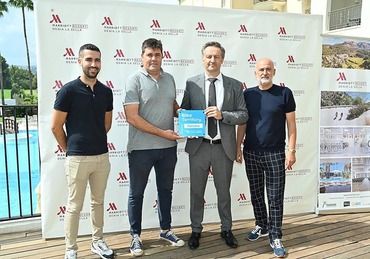 Valentín Alcalá, concejal de Deportes y Juventud Denia; José Enrique Gutiérrez, Pdte. Fed. Valenciana Ciclismo; Jérôme Gateau, Dir. Hotel Denia Marriott La Sella, y Javier Scotto, concejal delegado en materia de Seguridad y Movilidad Denia