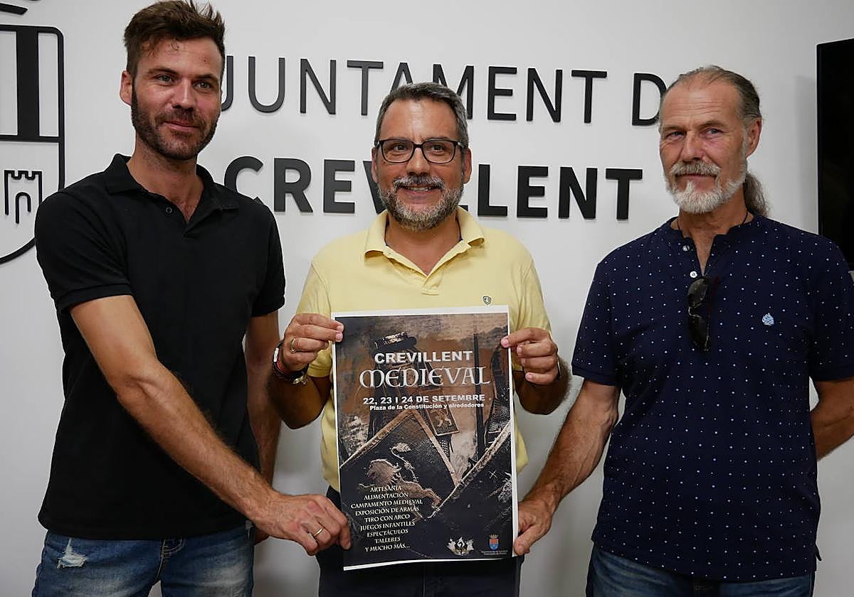 El concejal y los organizadores del mercadillo presentan el cartel.