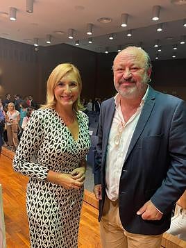 La consellera de Infraestructuras y Territorio, Salomé Pradas, y el presidente de la APHA, Luis Castillo.