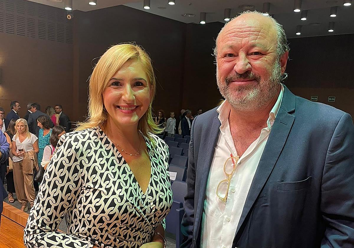 La consellera de Infraestructuras y Territorio, Salomé Pradas, y el presidente de la APHA, Luis Castillo.