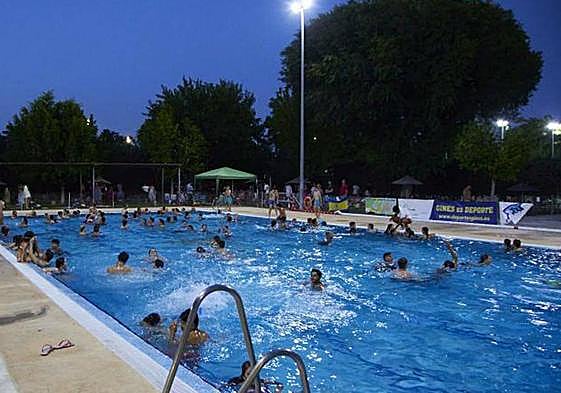 Una piscina llena de bañistas.