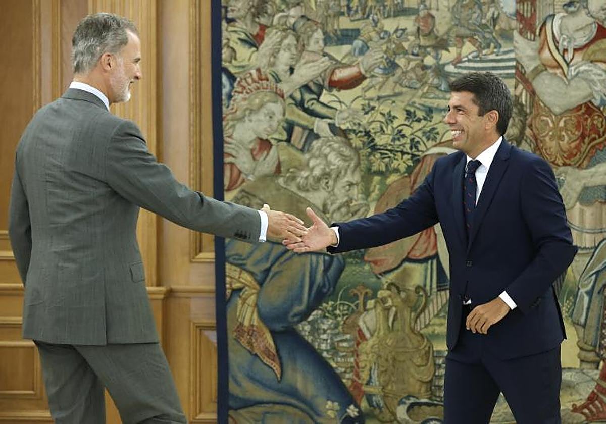El Rey recibe en Zarzuela al presidente de la Generalitat, Carlos Mazón.