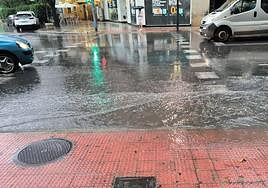 Una calle de Alicante del barrio de la Florida encharcada