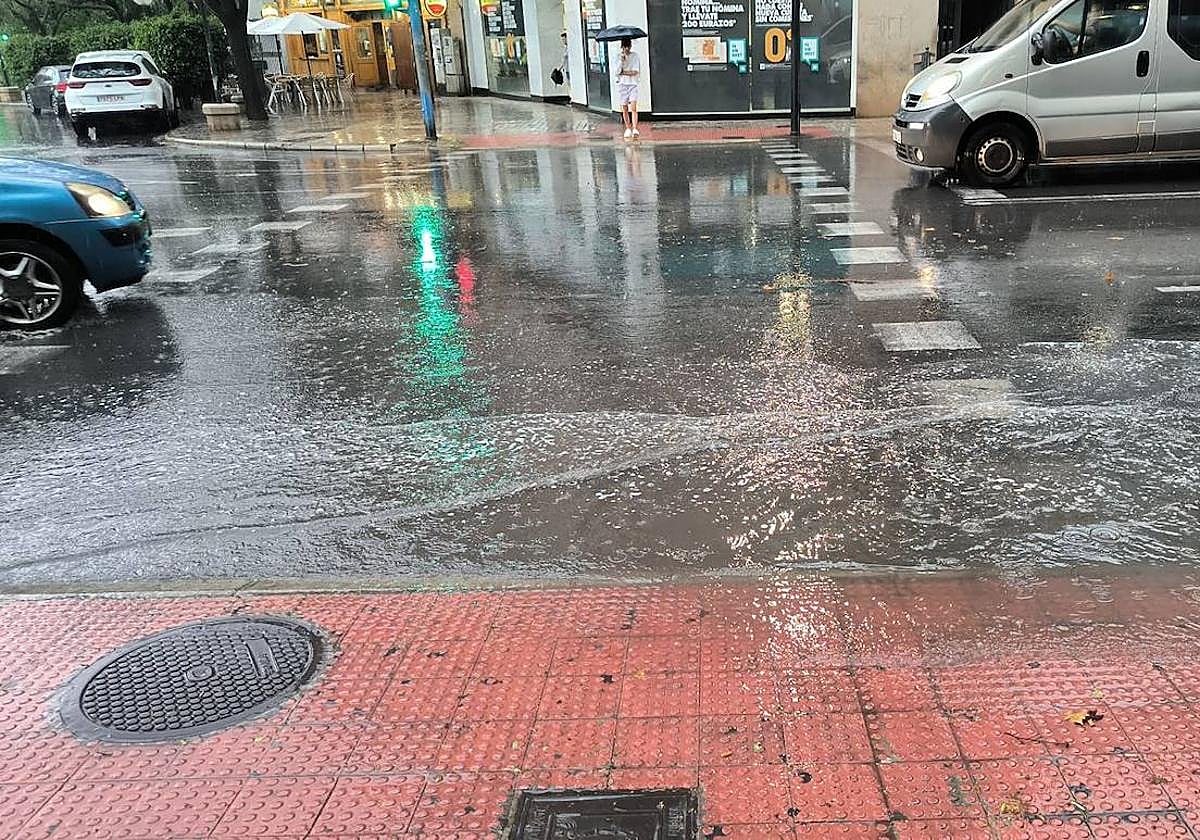 Una calle de Alicante del barrio de la Florida encharcada