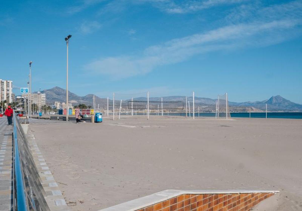 La playa Poniente de Benidorm llena de bañistas.