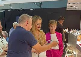 La consellera Nuria Montes, de visita en un expositor en la Feria de Milán.