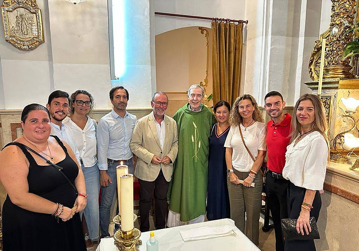 El párroco, con el alcalde de El Campello, Juanjo Berenguer, el resto de la comitivia municipal que acudió a despedirse.