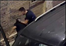 Un agente de paisano captura al sospechoso en el vídeo.