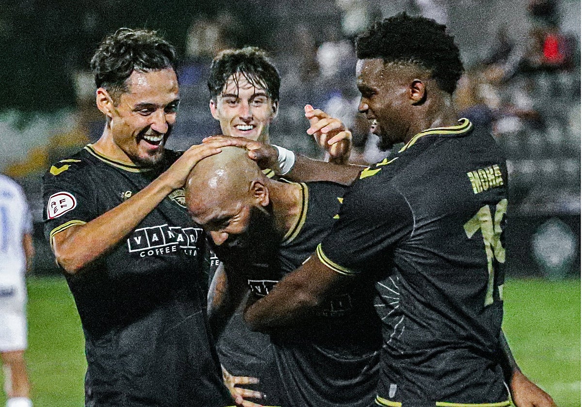 Varios compañeros felicitan a Nsue tras su gol al San Fernando