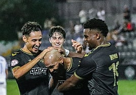 Varios compañeros felicitan a Nsue tras su gol al San Fernando