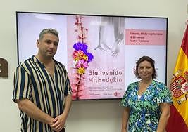 La concejala de Teatro, Rosa Vidal, y el integrante de la compañía Desbaratats Teatre José Luis Beltrán.