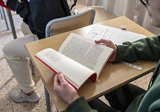 Un estudiante, durante una clase de literatura.