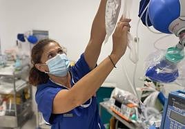 Helen Arráez, una de las voluntarias, en el box de críticos de Urgencias del Hospital de Sant Joan.