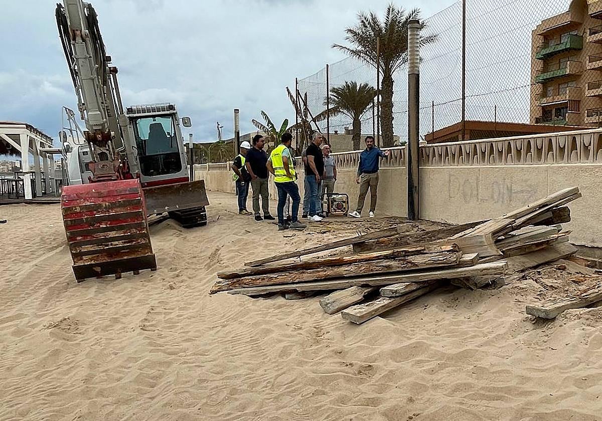 Operarios trabajando en la renovación de la senda peatonal de La Mata