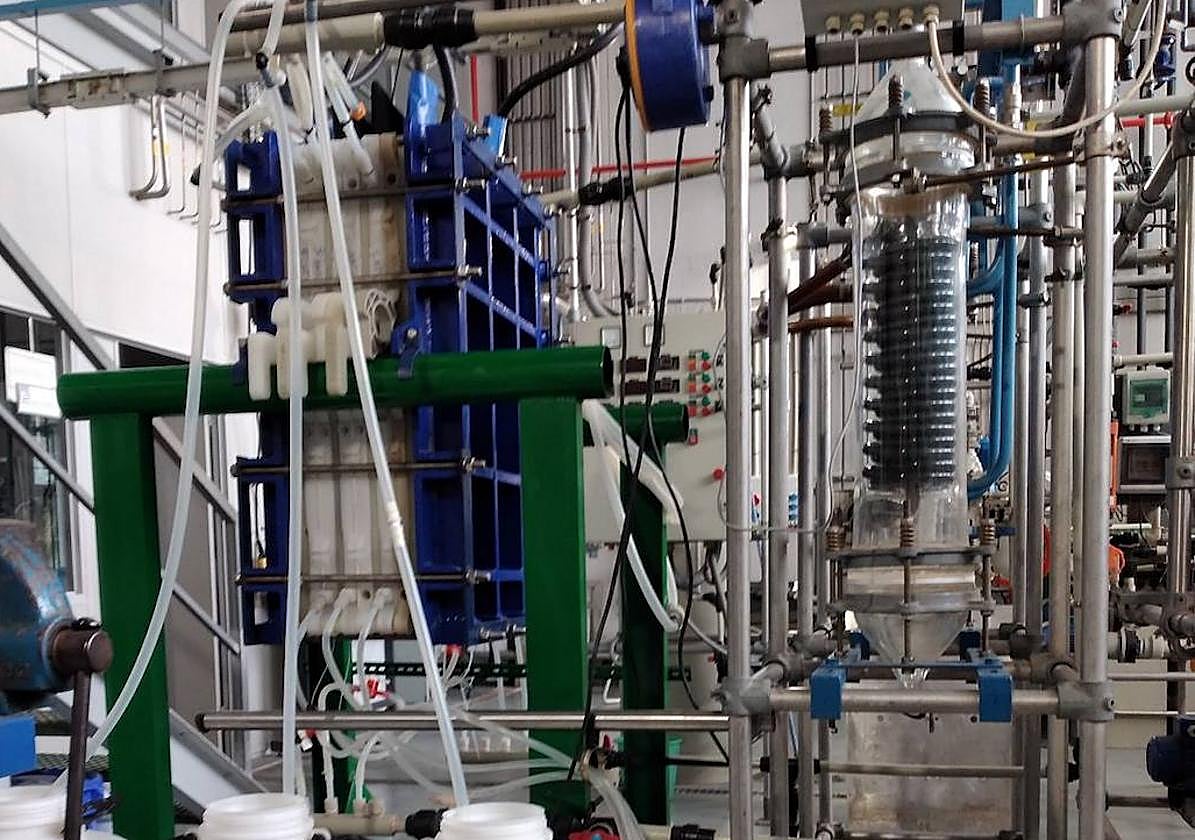 Reactor electroquímico de la planta de la UA utilizado para el proceso de reducción electroquímica de iones nitrato a nitrógeno gas.