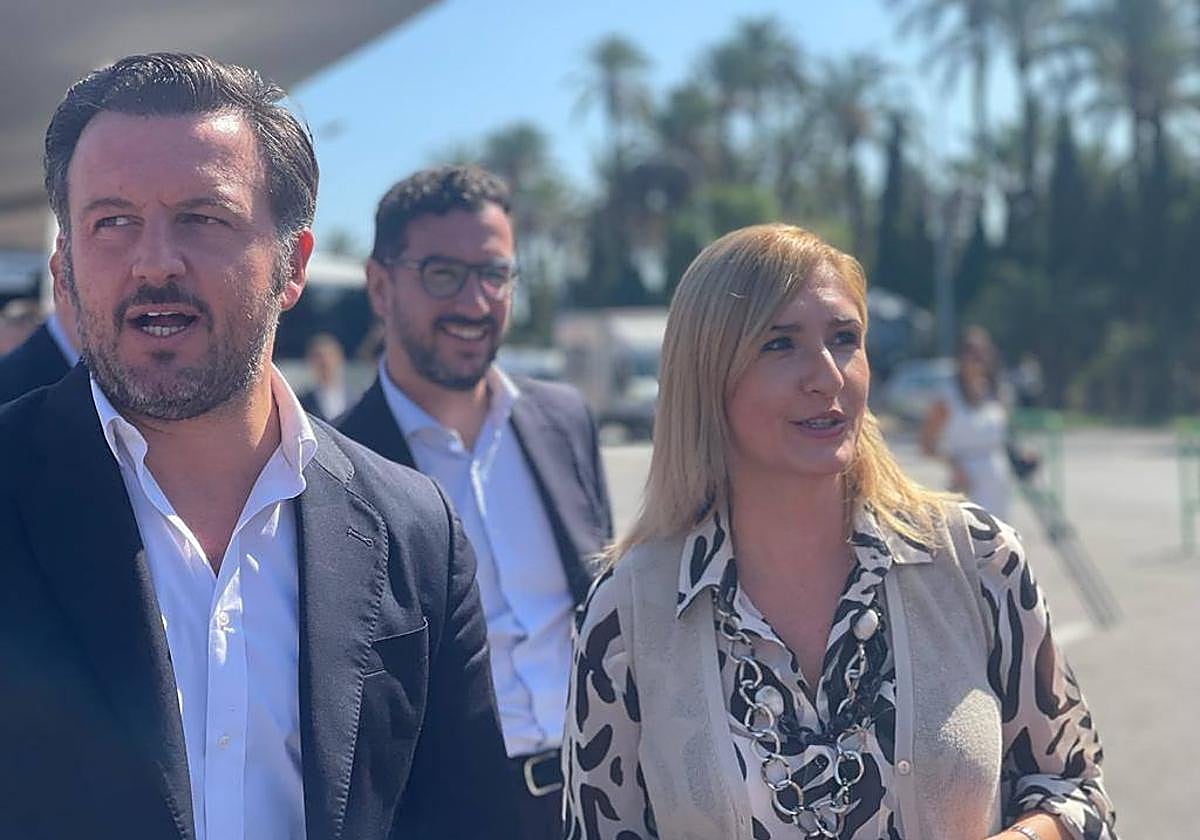 El alcalde de Elche, Pablo Ruz, ha respondido a la ministra de Transportes en un acto junto a la consellera Salomé Pradas.