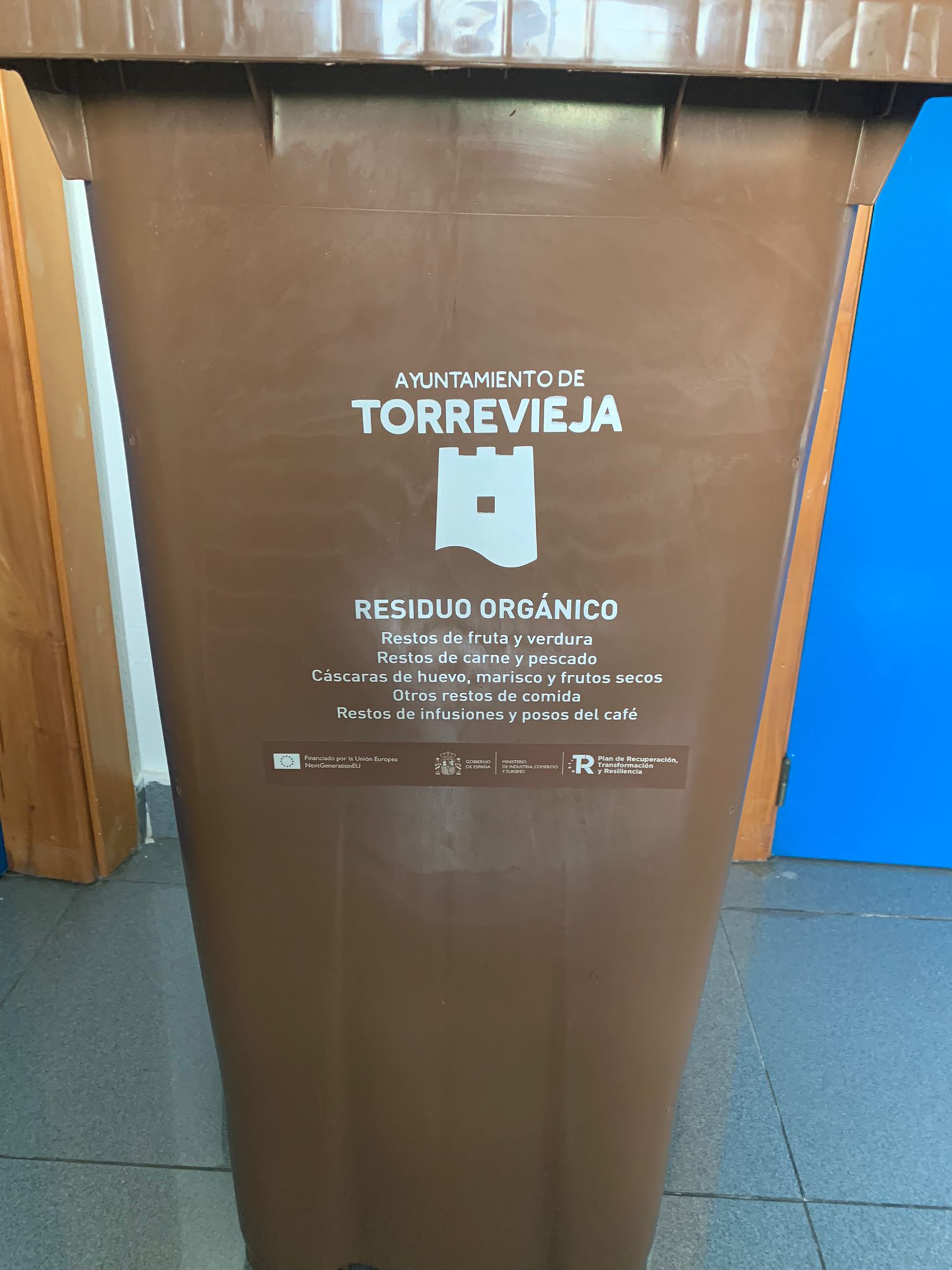 El cubo marrón de 120 litros.