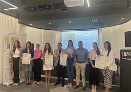 El presidente de la Federación, David Olivares, junto a la Bellesa del Foc y sus damas de honor