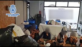 Algunos de los inmigrantes afectados, durante el registro policial en la empresa