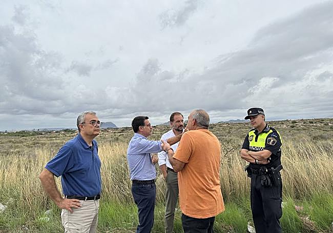 Pascual, en el centro, durante el primer día del operativo de choque contra los vertederos ilegales.