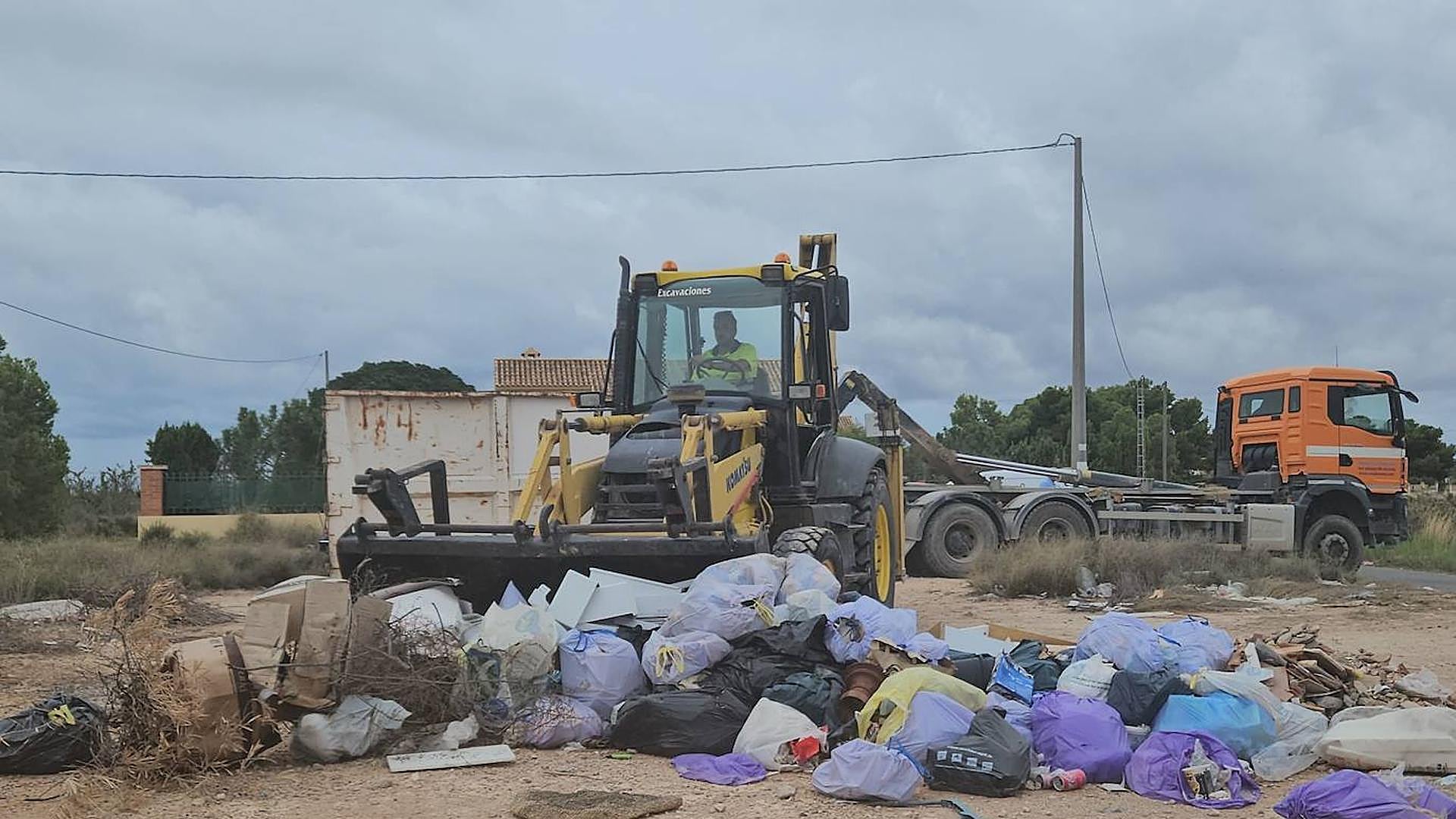 Actuación en uno de los vertederos ilegales en San Vicente