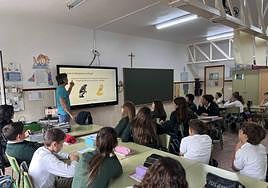 David Tomás, coordinador del proyecto Aula IA, impartiendo una sesión en un colegio.
