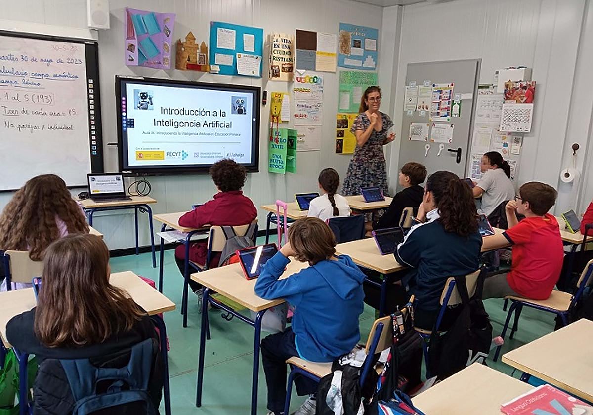 Una docente explica a los alumnos qué es la Inteligencia Artificial.