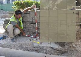 Imagen de la losa que hacía de sustento a la antigua puerta del convento