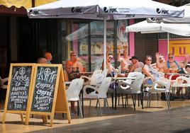 Británicos en una terraza de Benidorm