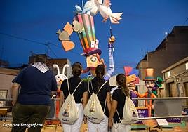 Miembros de las fiestas de Elda contemplando una de las fallas