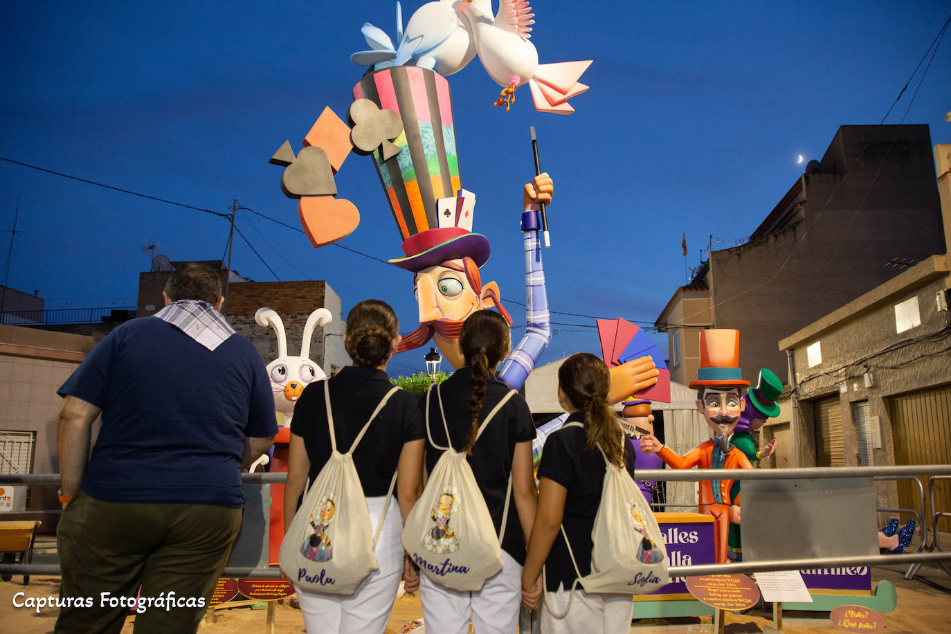 Miembros de las fiestas de Elda contemplando una de las fallas