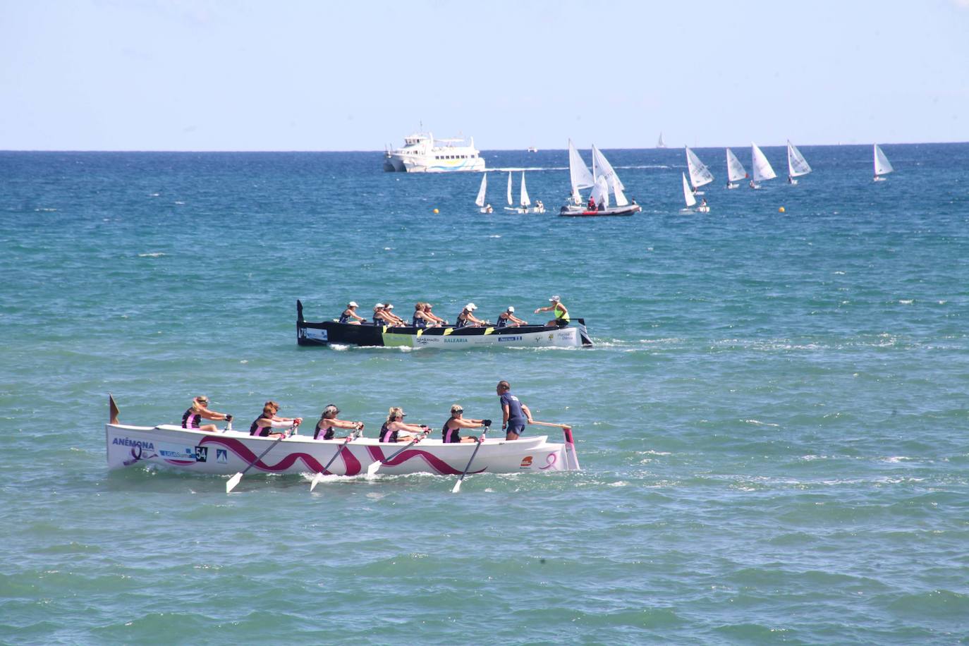 Una carrera de remos para luchar contra el cáncer de mama en Dénia