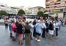 Colas a primera hora para conseguir los Bonos Comercio 2023.