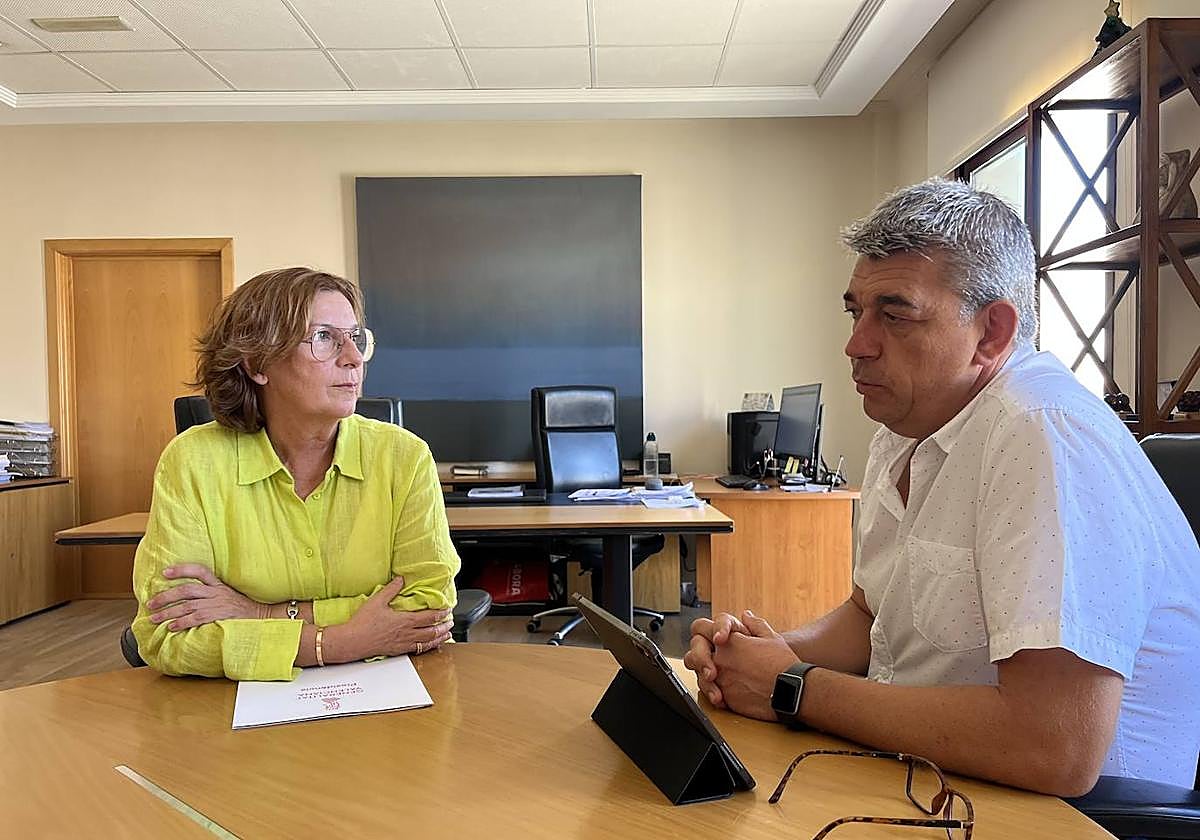 La delegada del Consell, durante su encuentro con el alcalde de Guardamar.