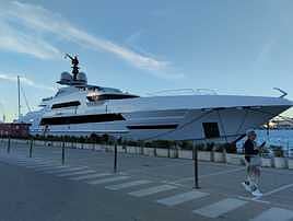 El yate de lujo 'Illusion', amarrado en el puerto de Dénia.