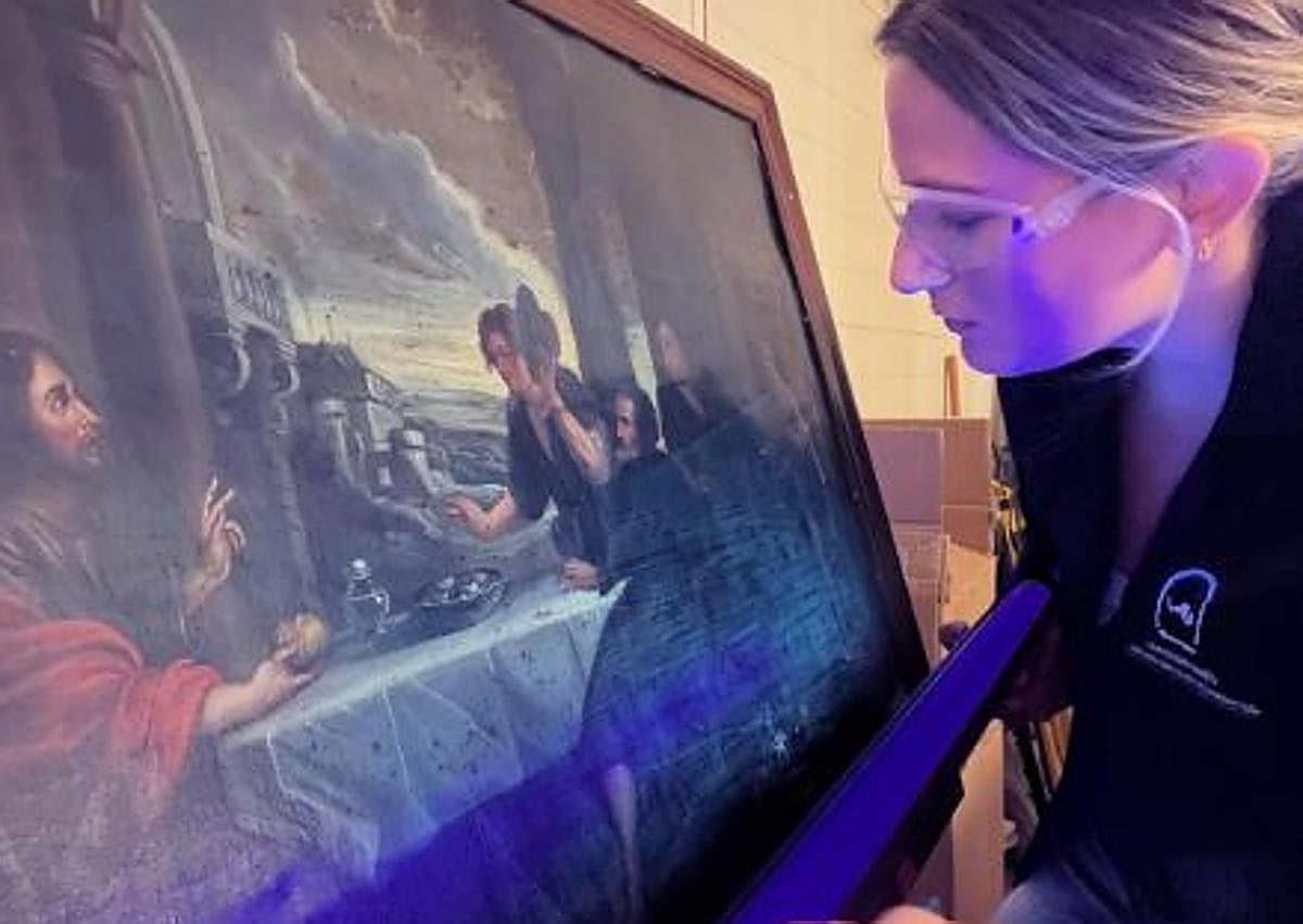 Imagen secundaria 1 - Primeros compases de la restauración del óleo en el taller de la restauradora Elisa Martínez Zerón.