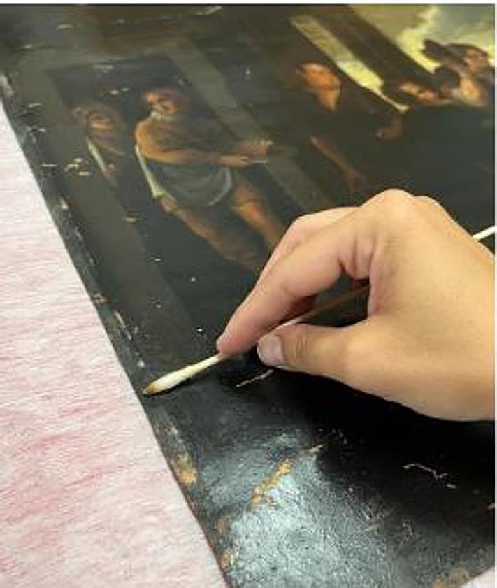 Imagen secundaria 2 - Primeros compases de la restauración del óleo en el taller de la restauradora Elisa Martínez Zerón.