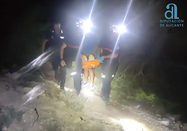 Los bomberos durante el rescate del menor de 14 años.