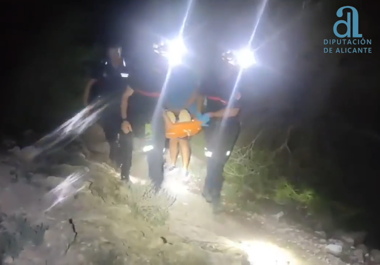 Los bomberos durante el rescate del menor de 14 años.
