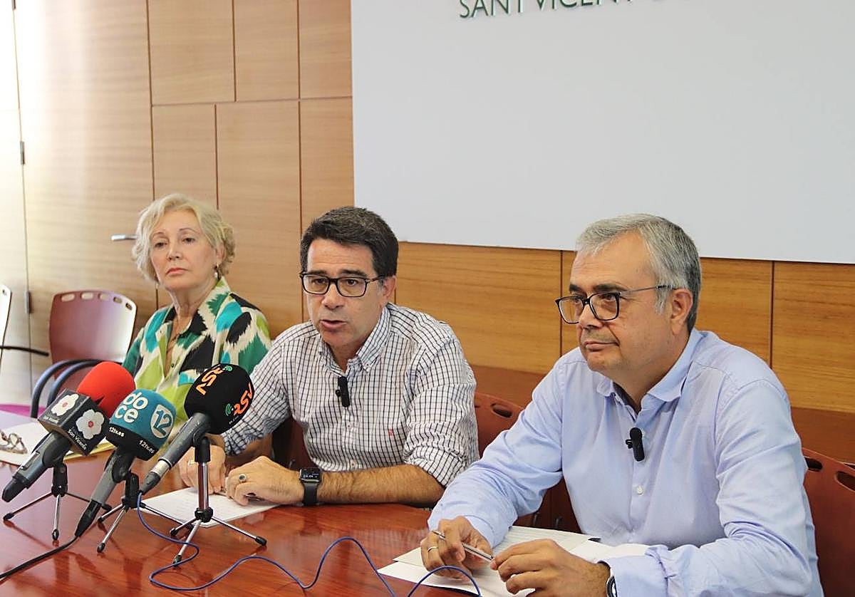 El alcalde, Pachi Pascual, acompañado por los concejales de Servicios Urbanos y Mantenimiento, Antonio Díaz, y Sanidad, Medio Ambiente y Parques y Jardines, Mercedes Torregrosa.