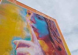 'Escucha', el nuevo mural que resplandece en una medianera de Florida Portazgo.