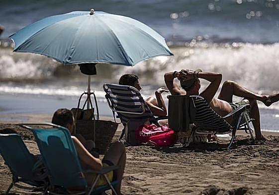 Se volverán a ver en las playas sillas y sombrillas para disfrutar de las buenas temperaturas.