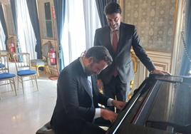 Pablo Ruz toca el piano en presencia de Luis Barcala.