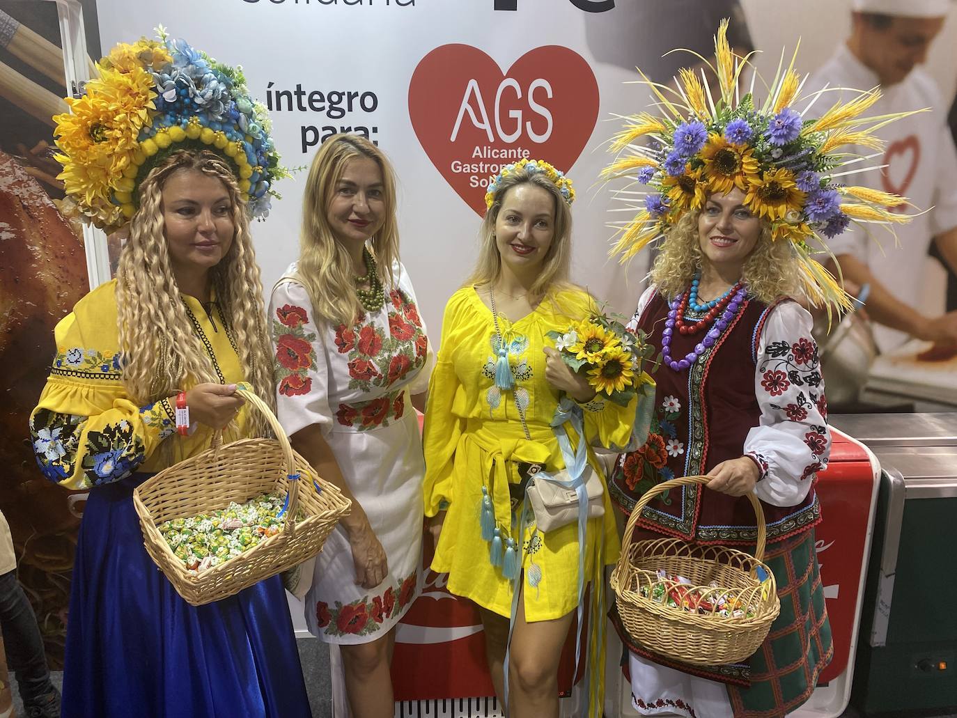 Las ucranianas, con los bombones que han repartido en Alicante Gastronómica.