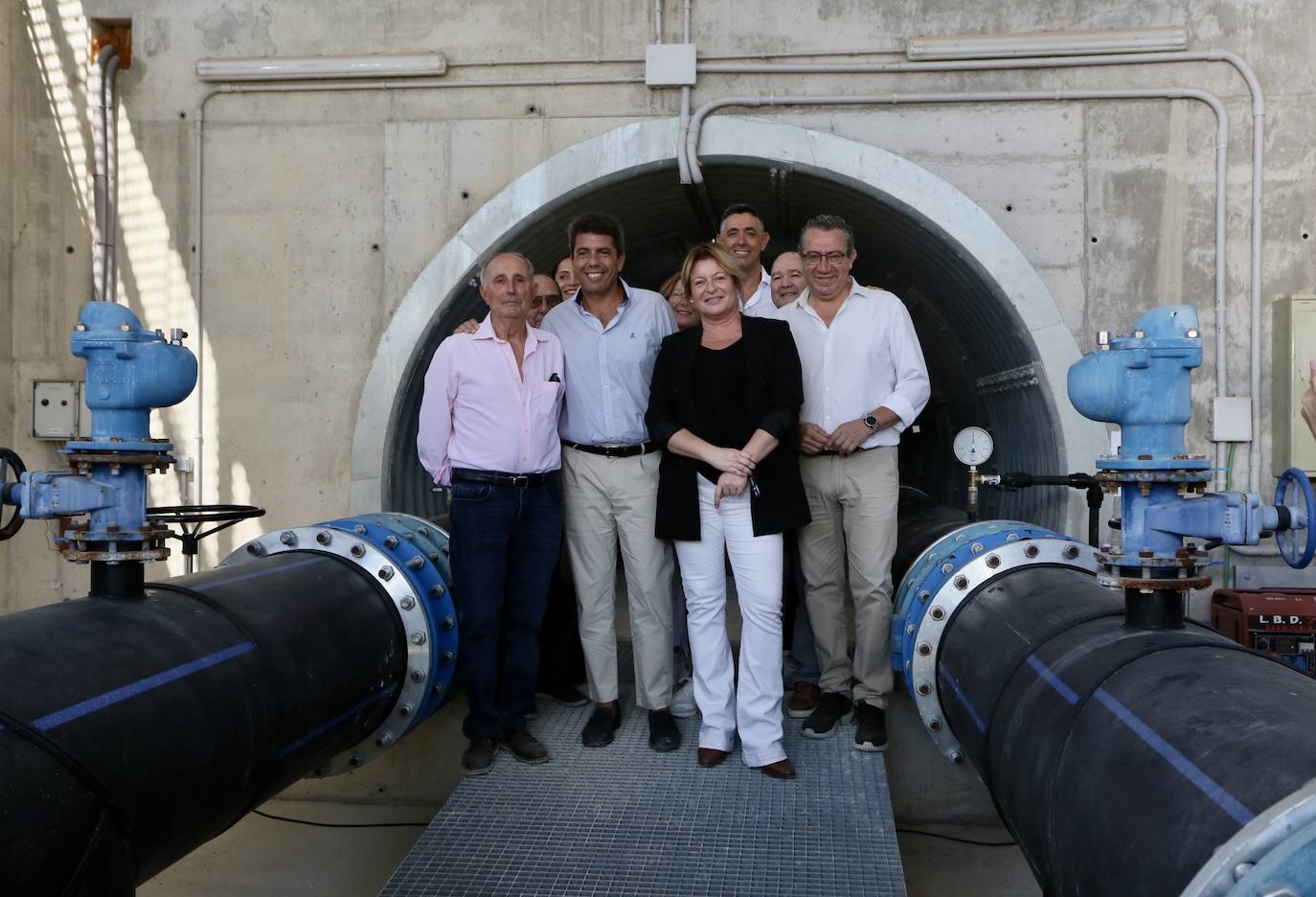 Un instante de la visita con Mazón, Serna y Pérez en primer término.