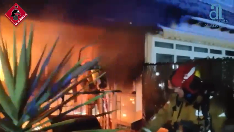 Los bomberos durante la extinción del incendio.