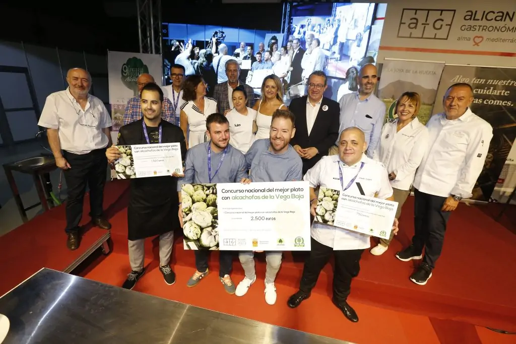 Miembros del restaurante Mar Blava by Vericat de Benicarló (Castellón) reciben el premio.