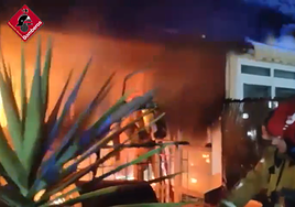 Los bomberos durante la extinción del incendio.