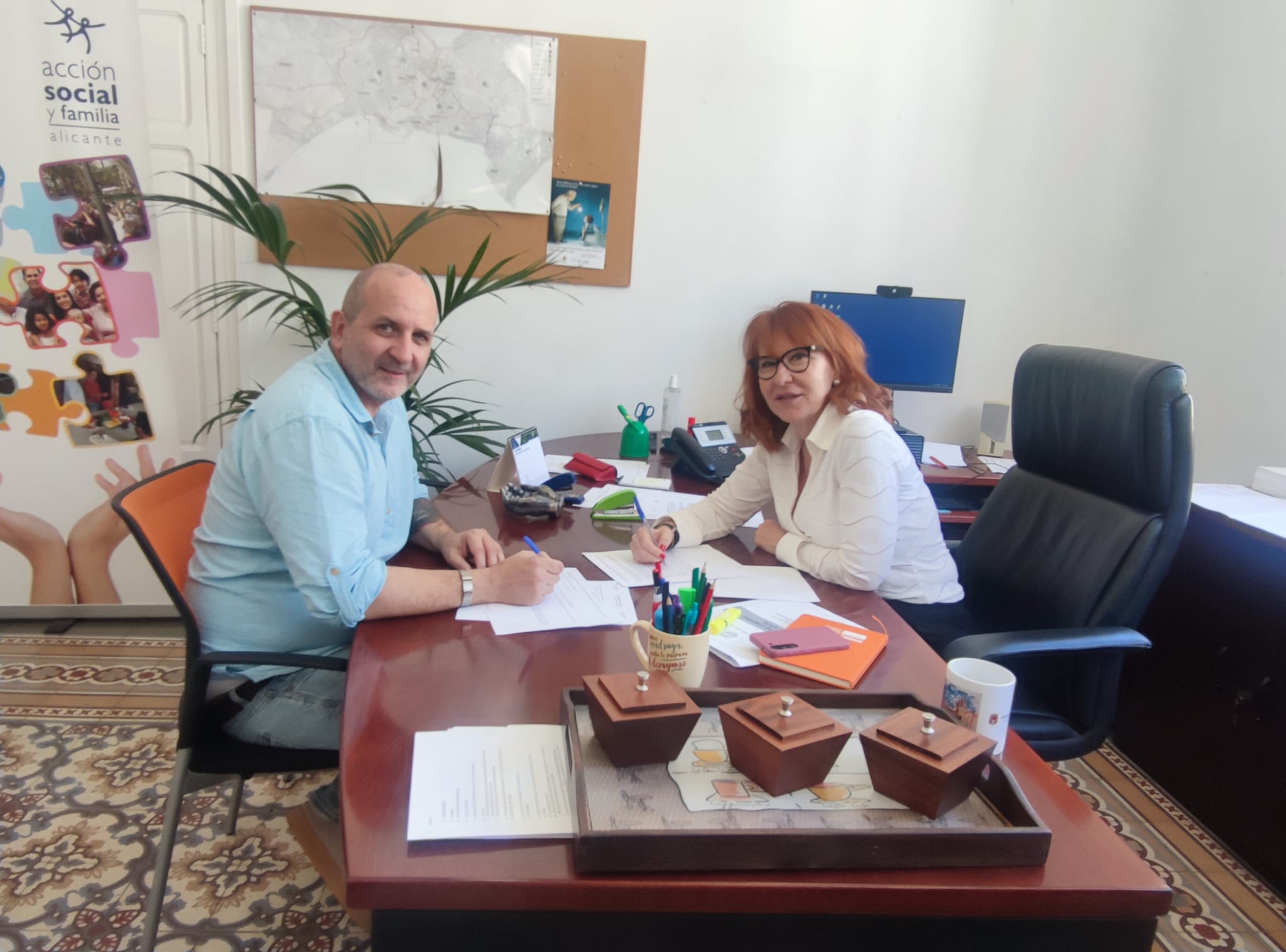 La concejala de Bienestar Social, Begoña León, durante la firma de la renovación.