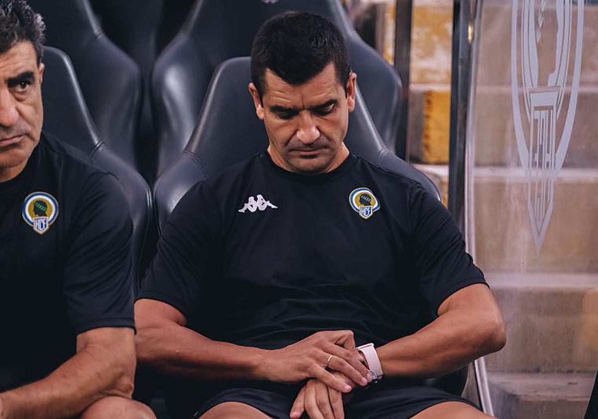 Rubén Torrecilla mira el reloj antes de comenzar un partido en el Rico Pérez